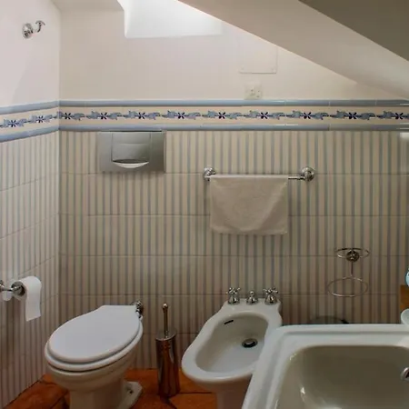 Sleeps 17 Pool Air Con Wifi Moltrasio